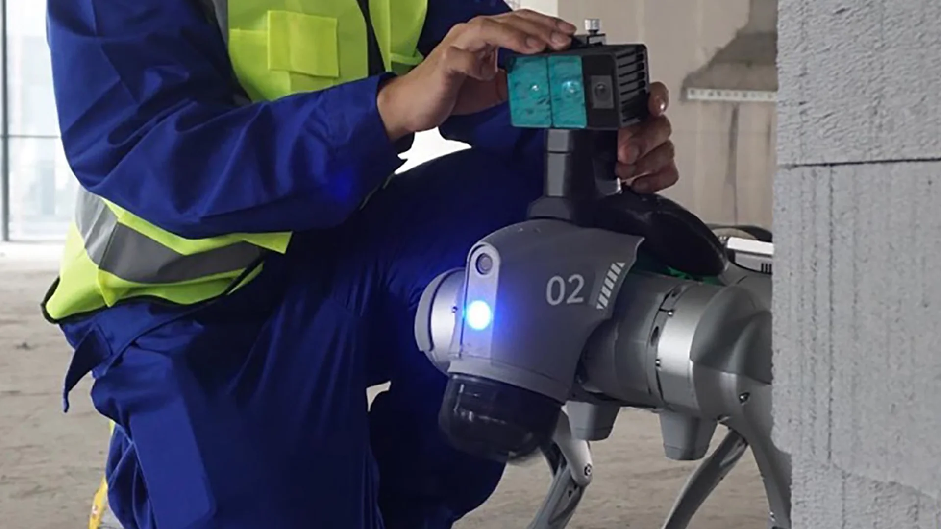 Photo shows the installation of the Odin 1 module on a quadruped robot intended for industrial deployment. Photo source: Manifold Tech via 36Kr.